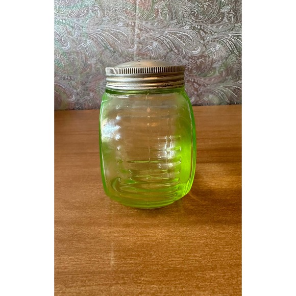 Uranium glass salt shaker with removable metal lid rare Hocking glass - Picture 9 of 10